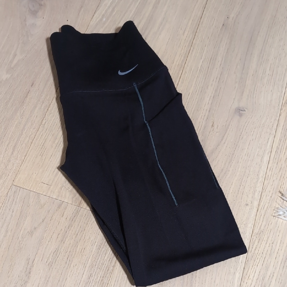 Nike UniversaWomen's High-Waisted 7/8 Leggings with No Front Seam